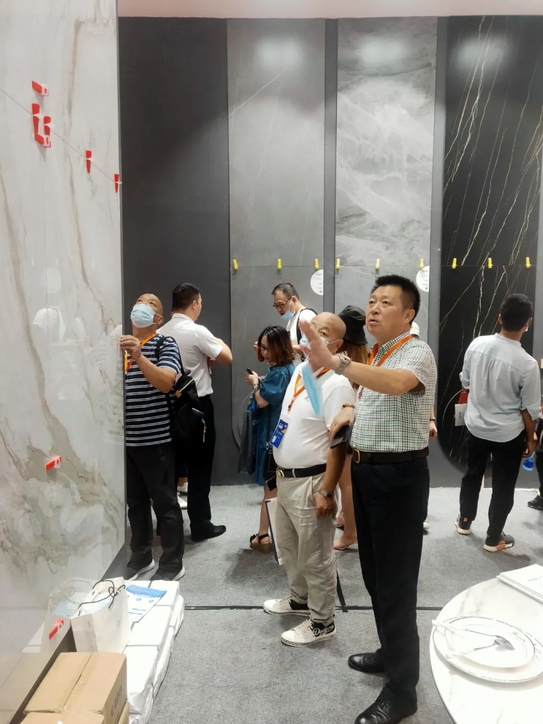 高定風(fēng)口下，巖板是否會(huì)成為瓷磚行業(yè)進(jìn)軍定制家居產(chǎn)業(yè)的“殺手锏”？(圖2)